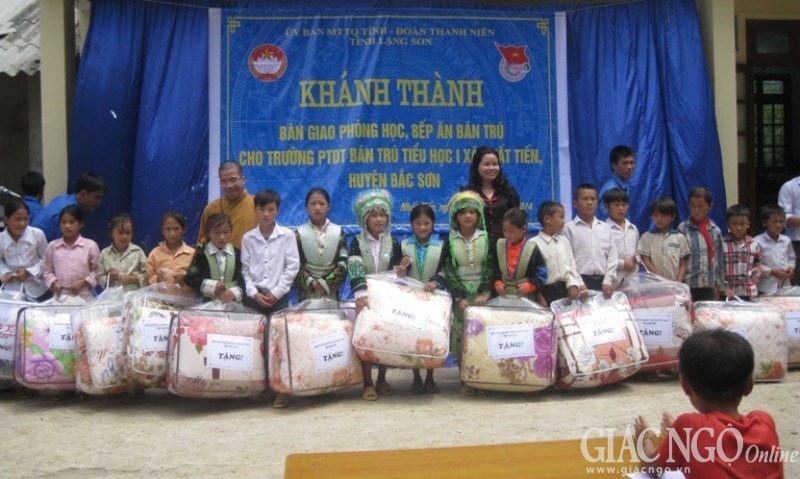   Lang Son province: provincial Buddhist Executive Committee visits and presents gifts to boarding school pupils of ethnic minorities  